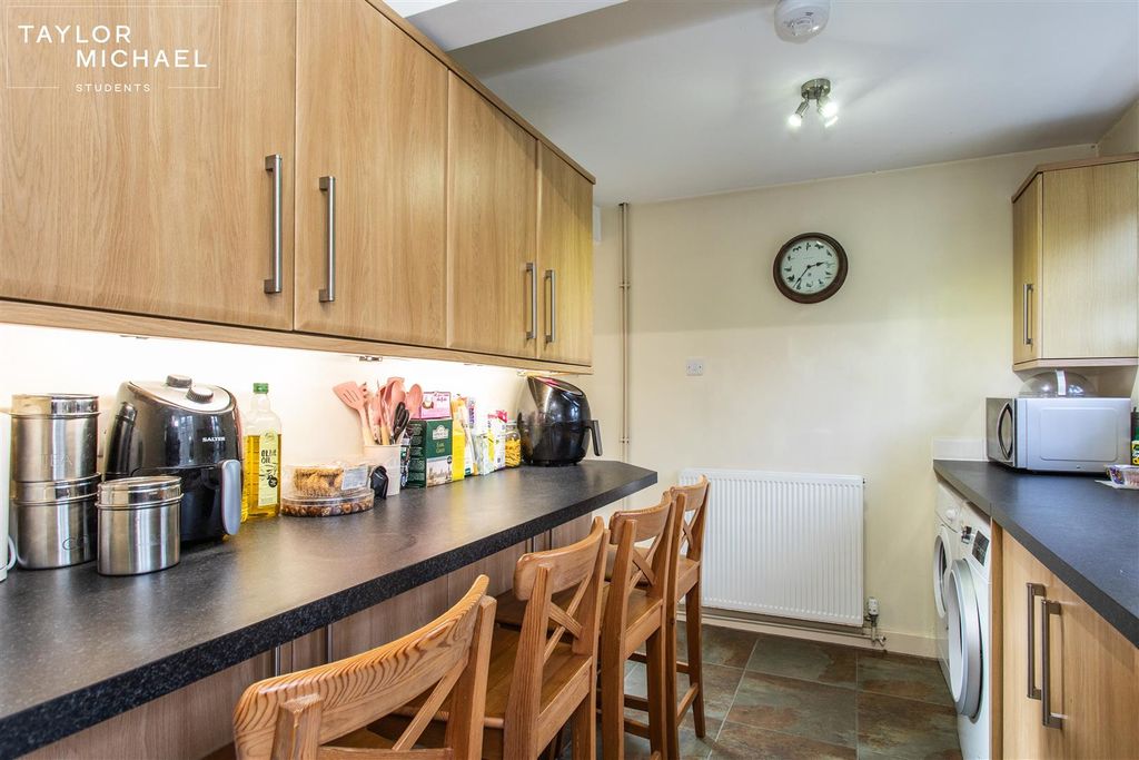Property photo 3 of 23 Kitchen