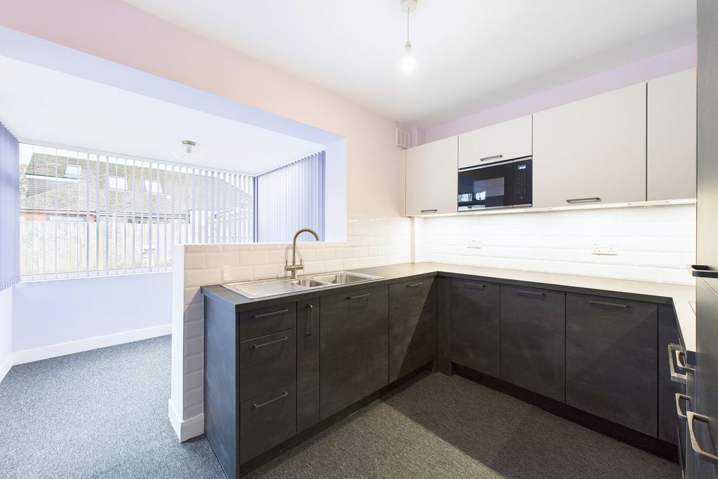 Property photo 3 of 10 Kitchen/ Dining Area