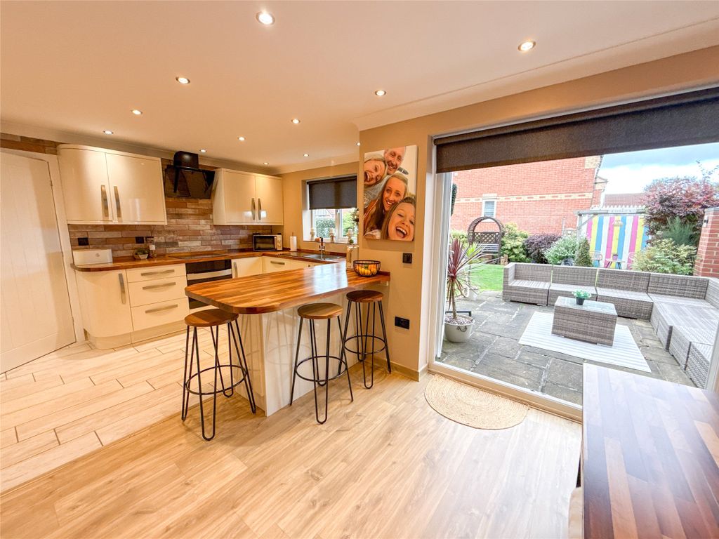 Property photo 3 of 31 Dining Kitchen