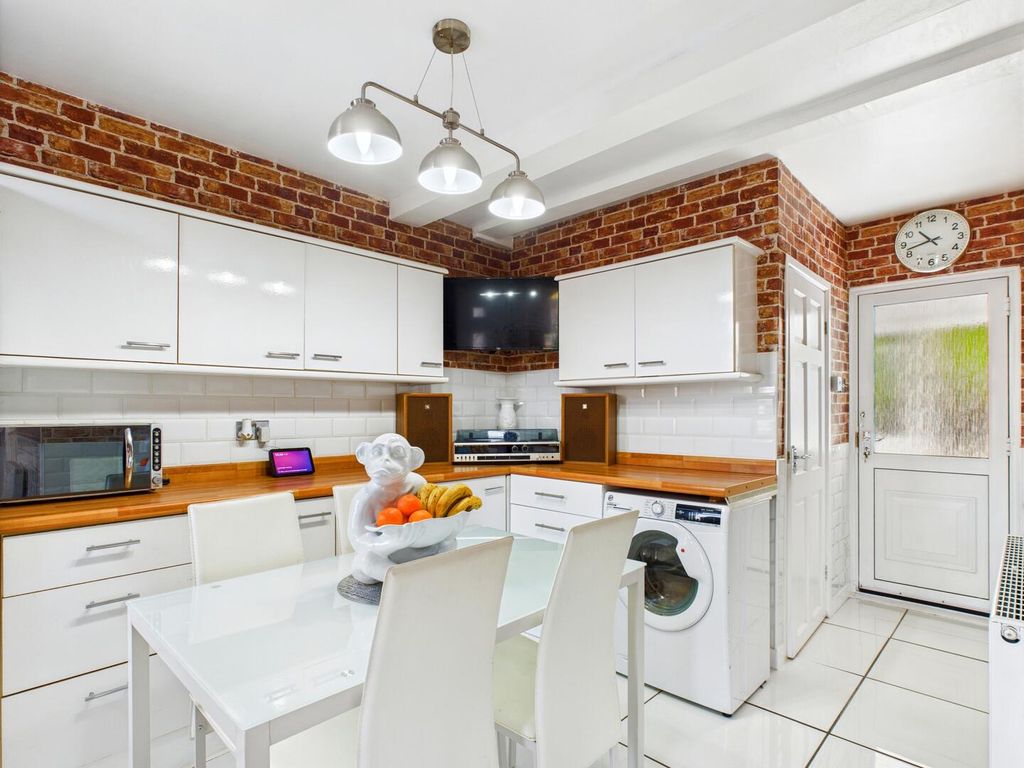 Property photo 3 of 34 Kitchen