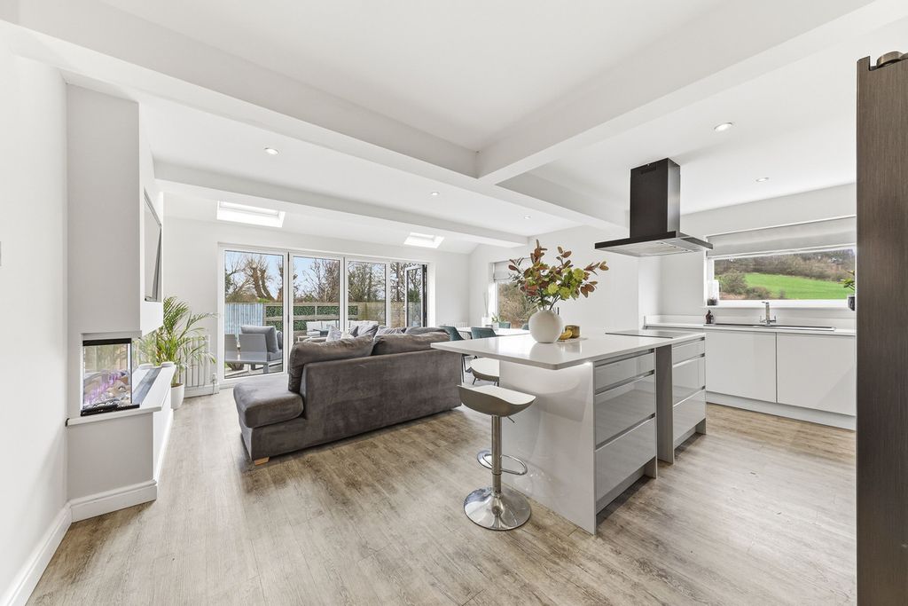 Property photo 2 of 26