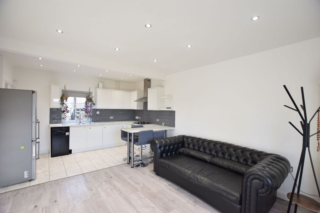 Property photo 2 of 8 Living Room/Kitchen