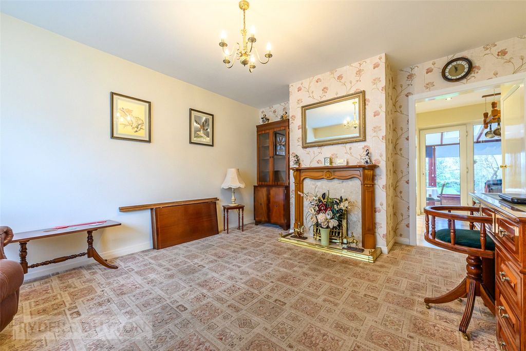 Property photo 3 of 16 Lounge