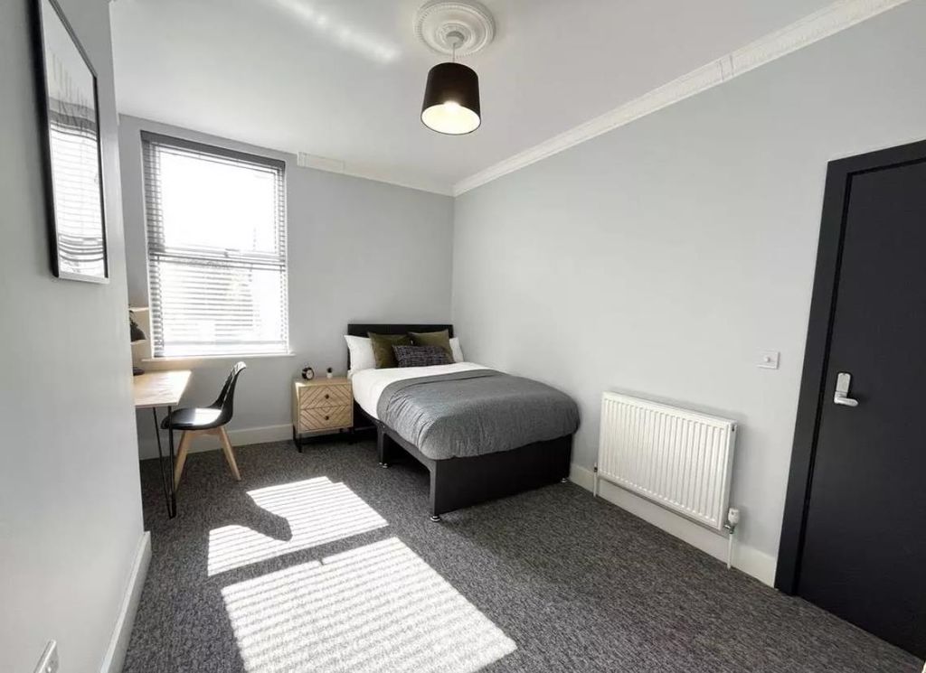 Property photo 1 of 8 Room 2