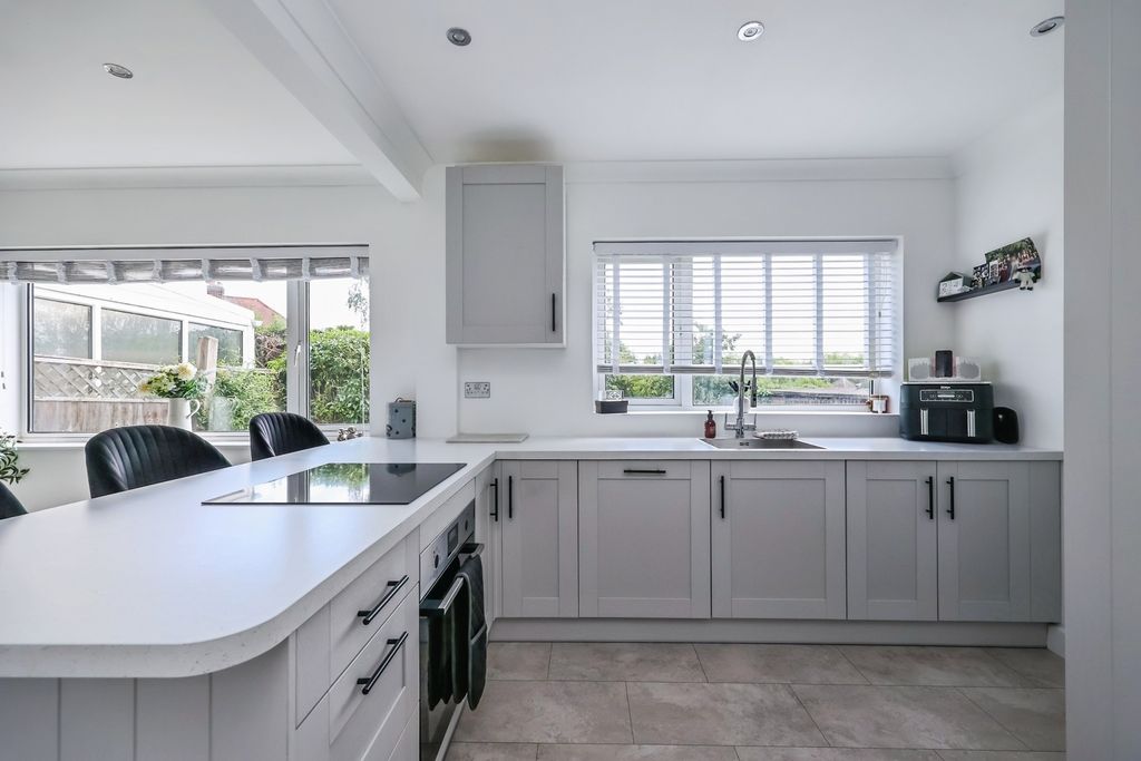 Property photo 3 of 20 Dining Kitchen