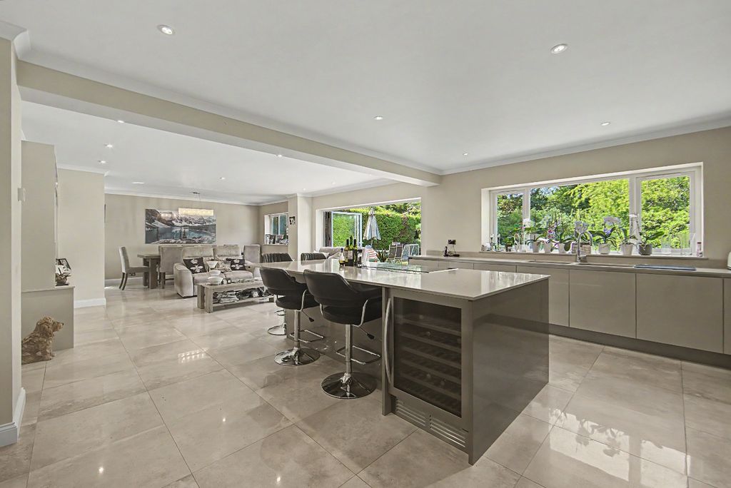 Property photo 2 of 18 5266921