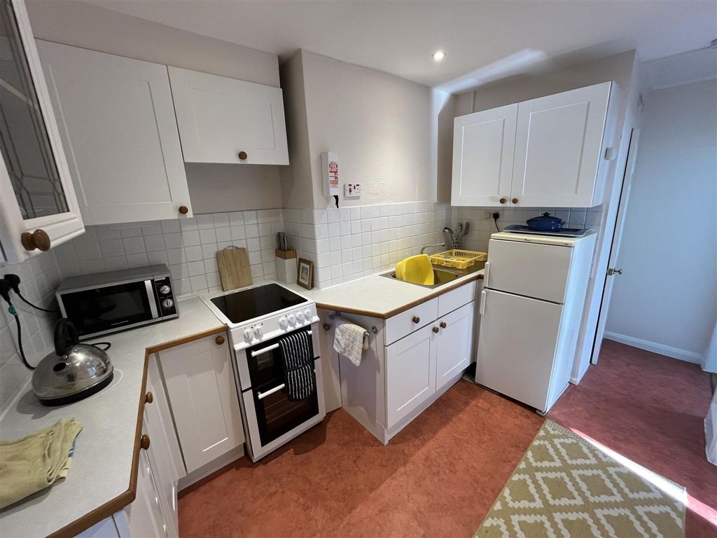 Property photo 3 of 9 Kitchen