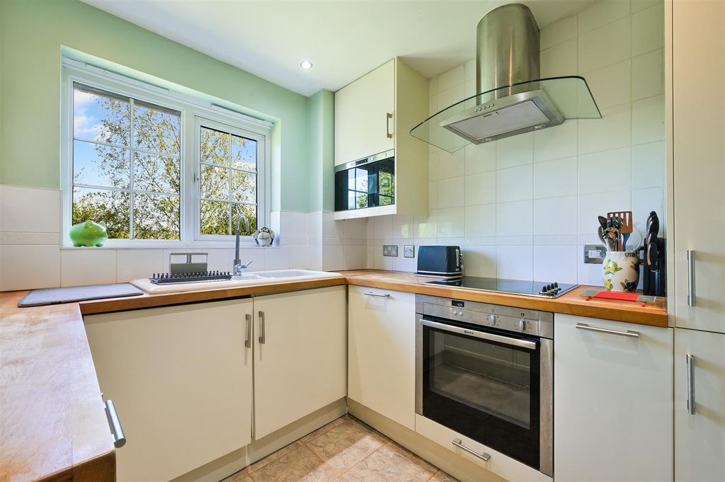 Property photo 3 of 16 Tilers Close (5).Jpg