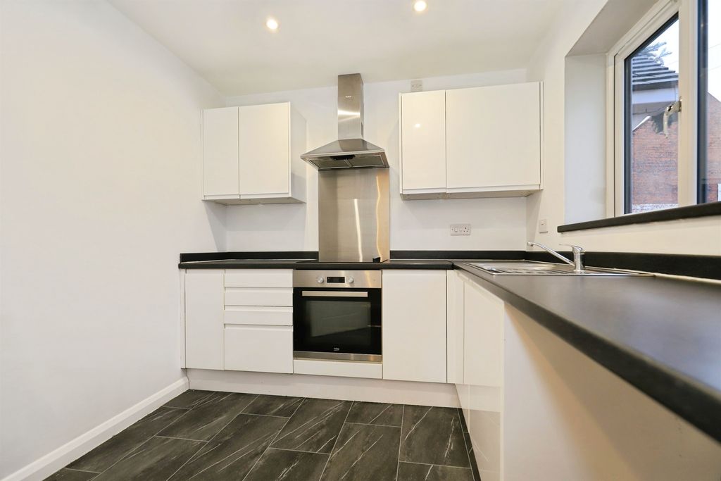 Property photo 3 of 17 Kitchen