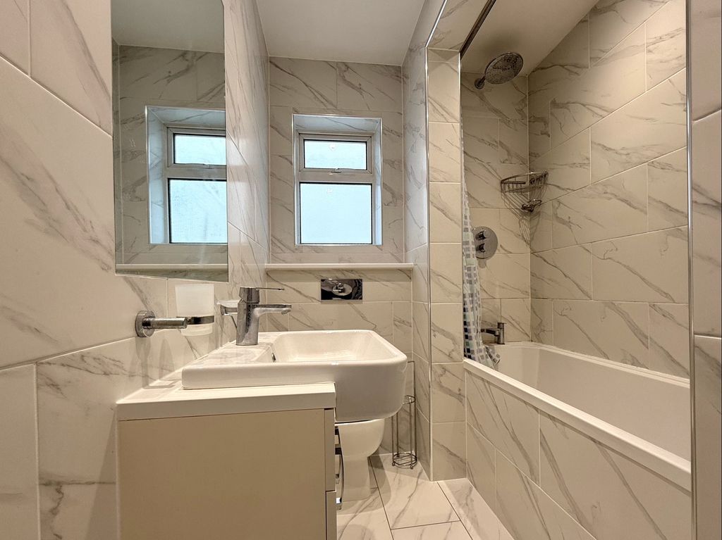 Property photo 3 of 10 Bathroom