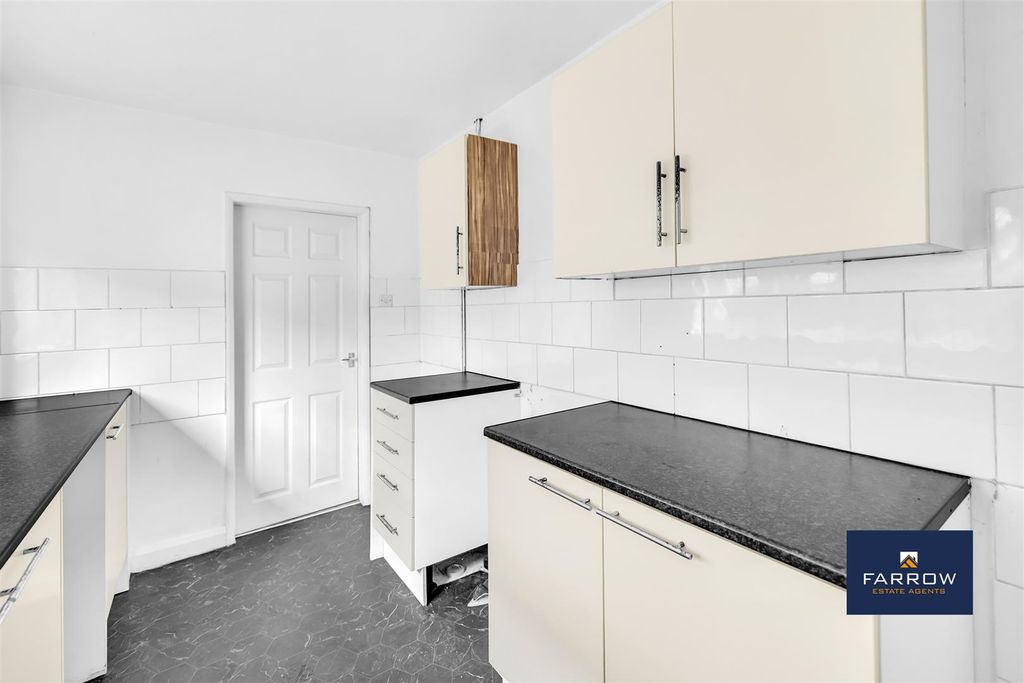 Property photo 3 of 17 Kitchen