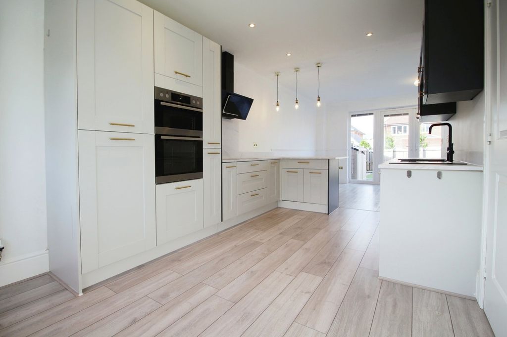 Property photo 2 of 19 Picture No. 10