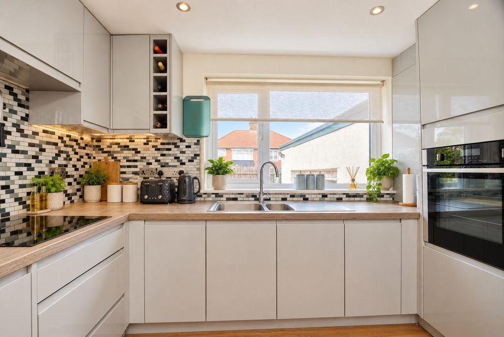 Property photo 3 of 13 Bright Modern U-Shaped Kitchen