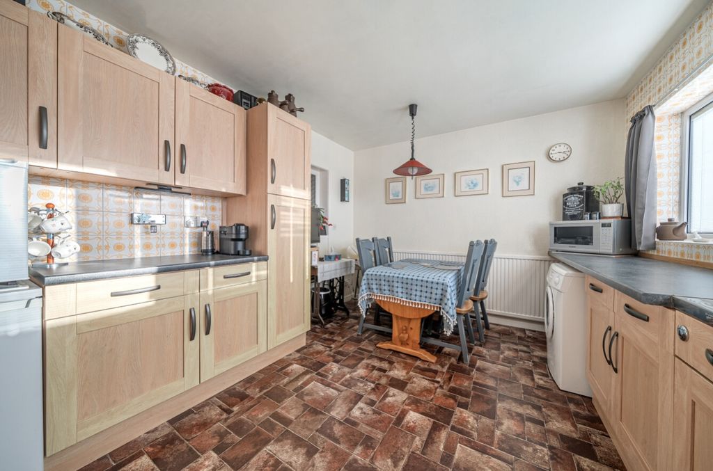 Property photo 2 of 20 Family Kitchen