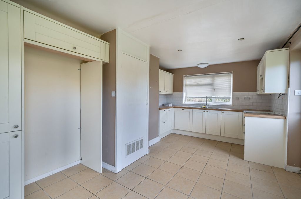 Property photo 3 of 24 1408096-11-698B3A...