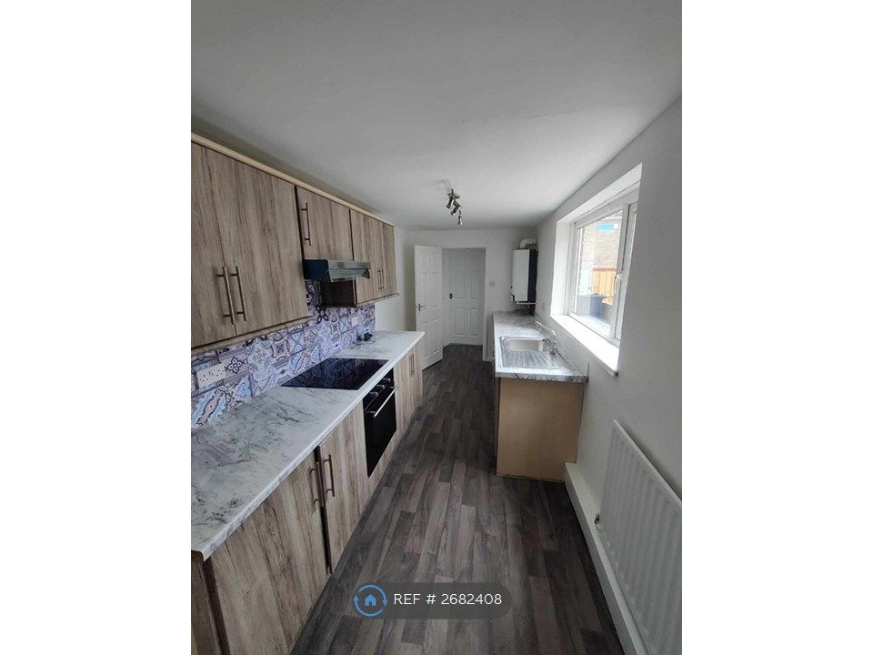 Property photo 3 of 8 Kitchen