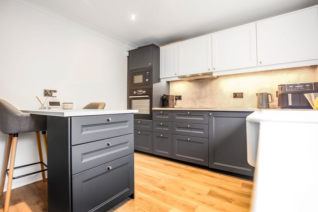 Property photo 3 of 14 Kitchen