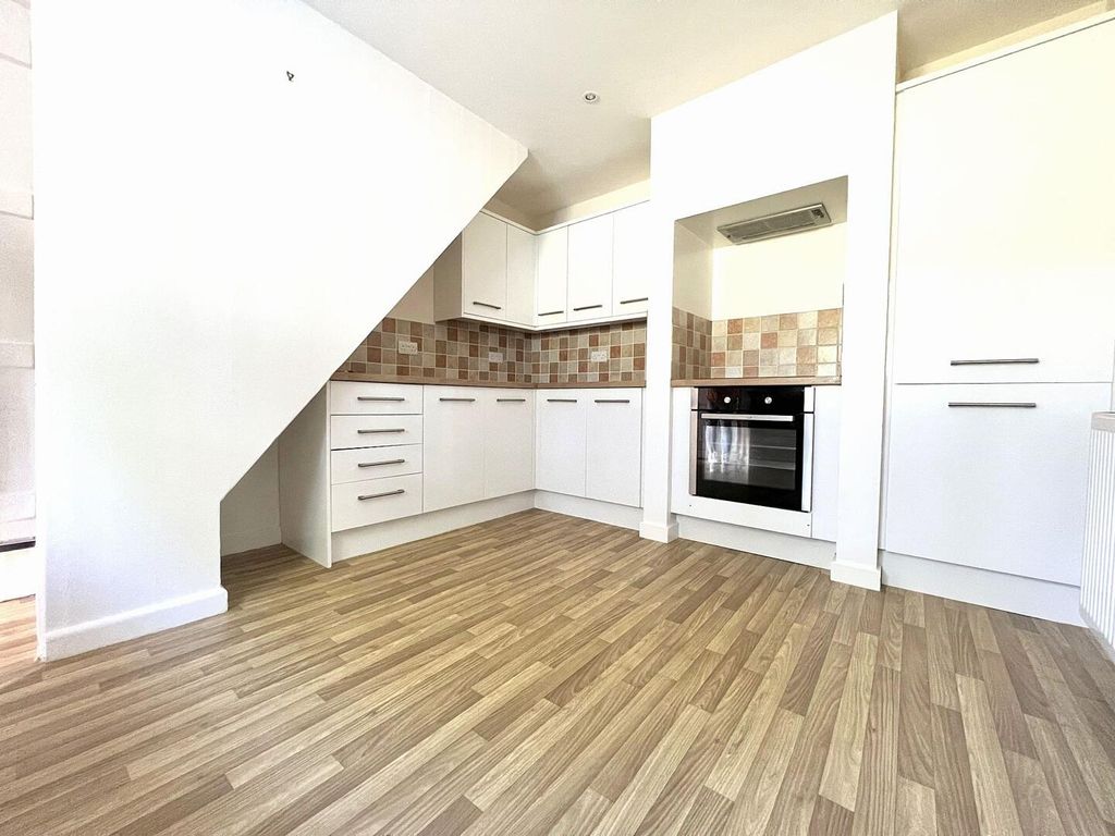 Property photo 3 of 12 Kitchen