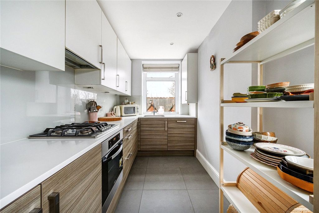 Property photo 3 of 10 Kitchen