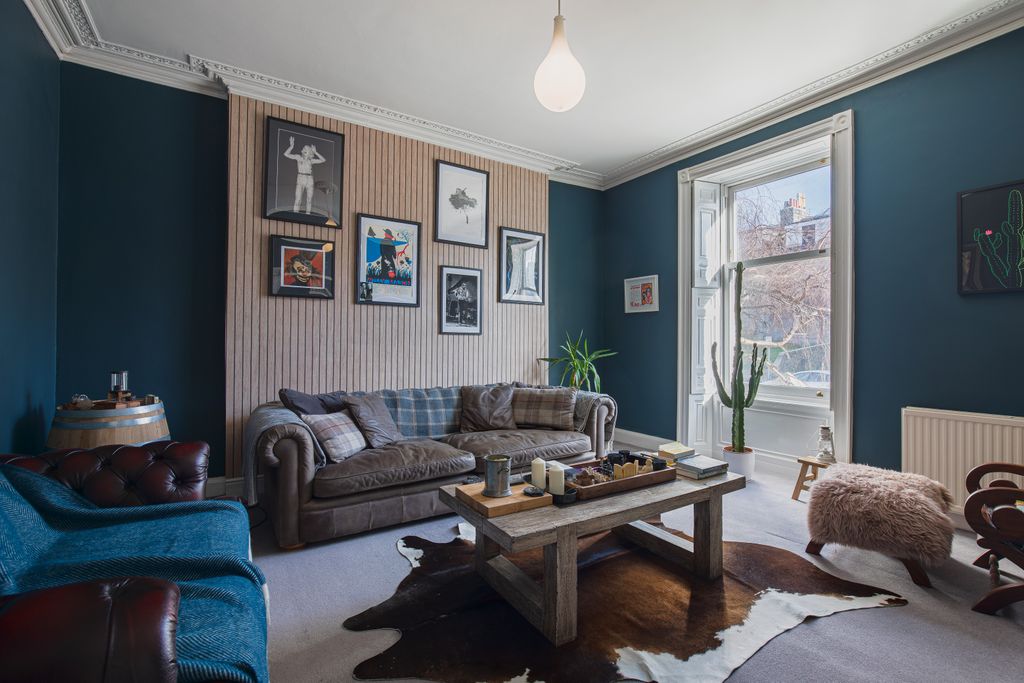 Property photo 3 of 19 Living1