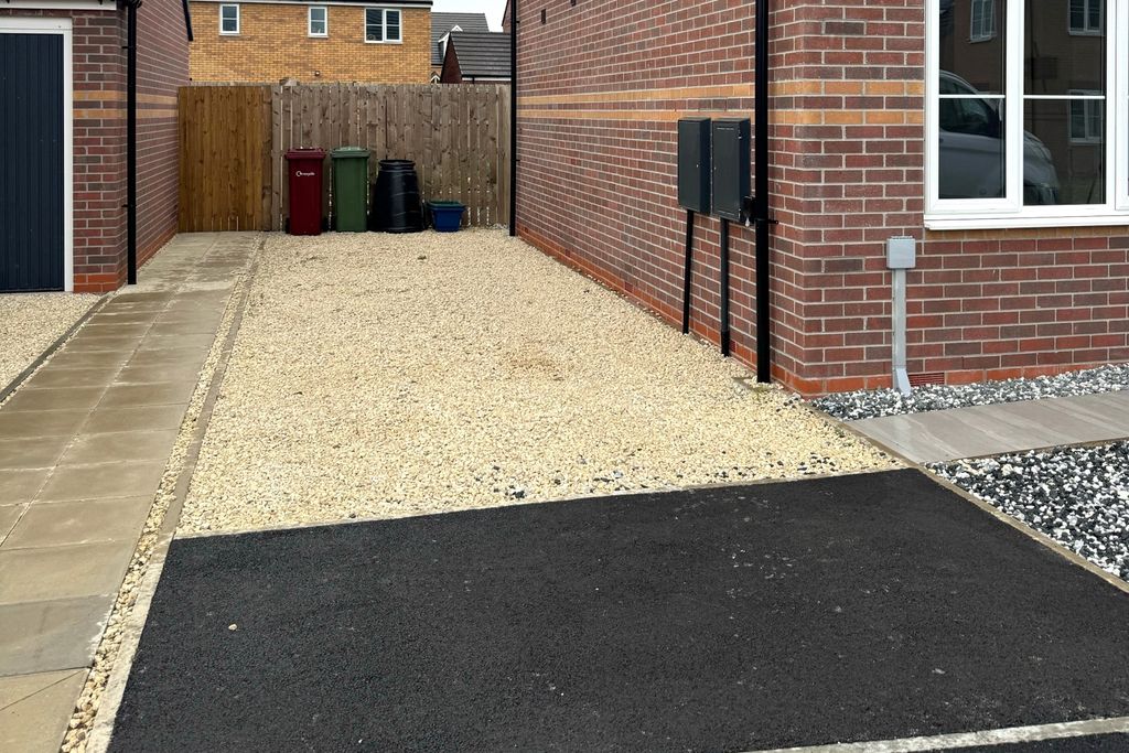 Property photo 2 of 10 Driveway