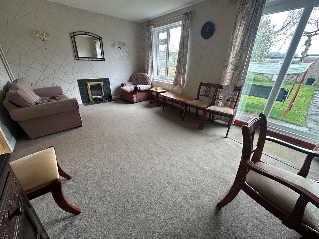 Property photo 3 of 13 Lounge