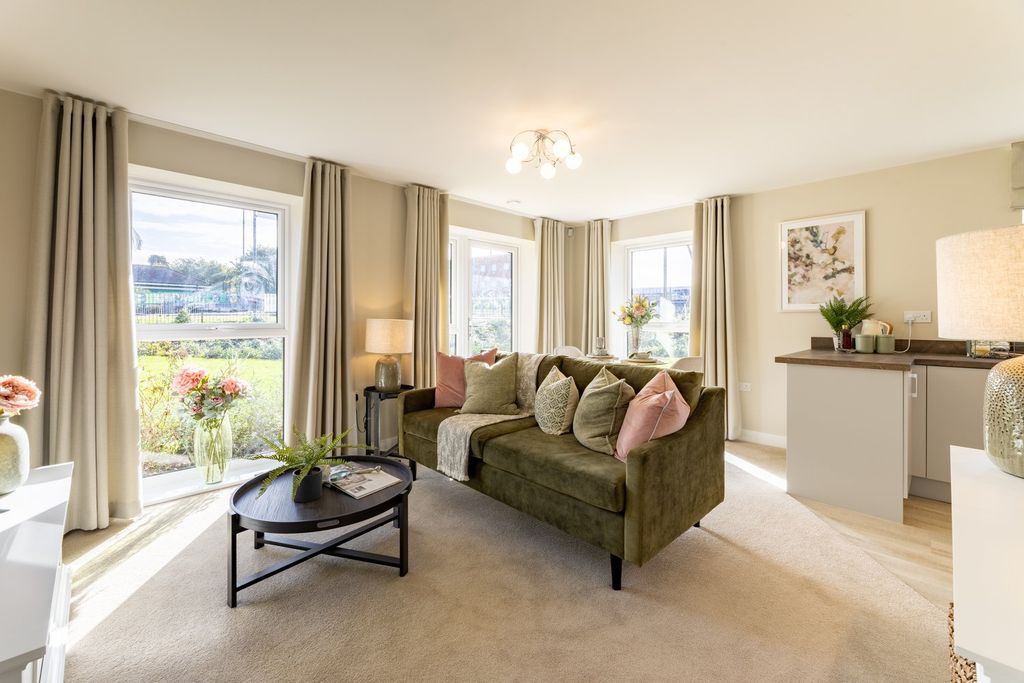 Property photo 2 of 16 Romeo Place - Living Room