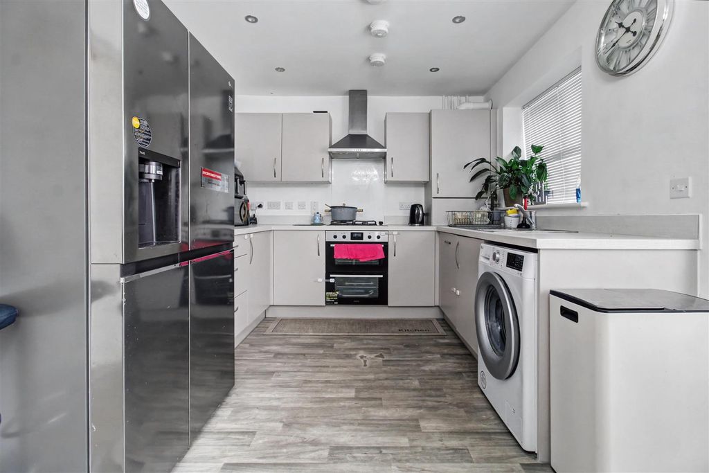 Property photo 3 of 12 Kitchen