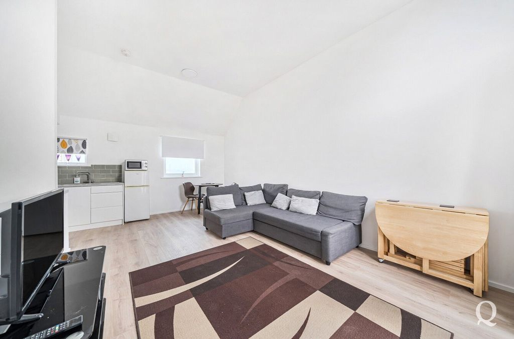 Property photo 3 of 18 76Daf9d5-0A57-441...