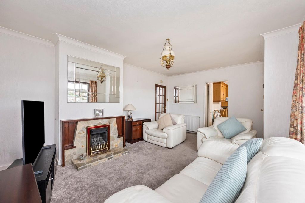 Property photo 2 of 14 Warenne Road 10 Lounge B.Jpeg