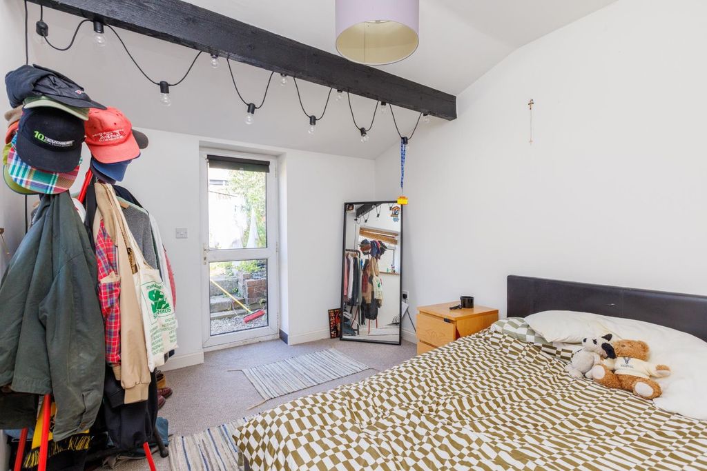 Property photo 3 of 11 Flat A 500 Gloucester Road-1.Jpg