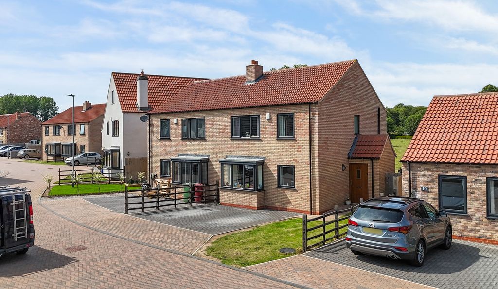 Property photo 3 of 15 Ewemove Estate Agents Scunthorpe - Front Aspect