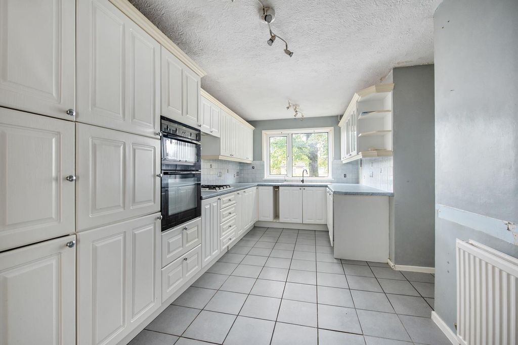 Property photo 2 of 12 Kitchen