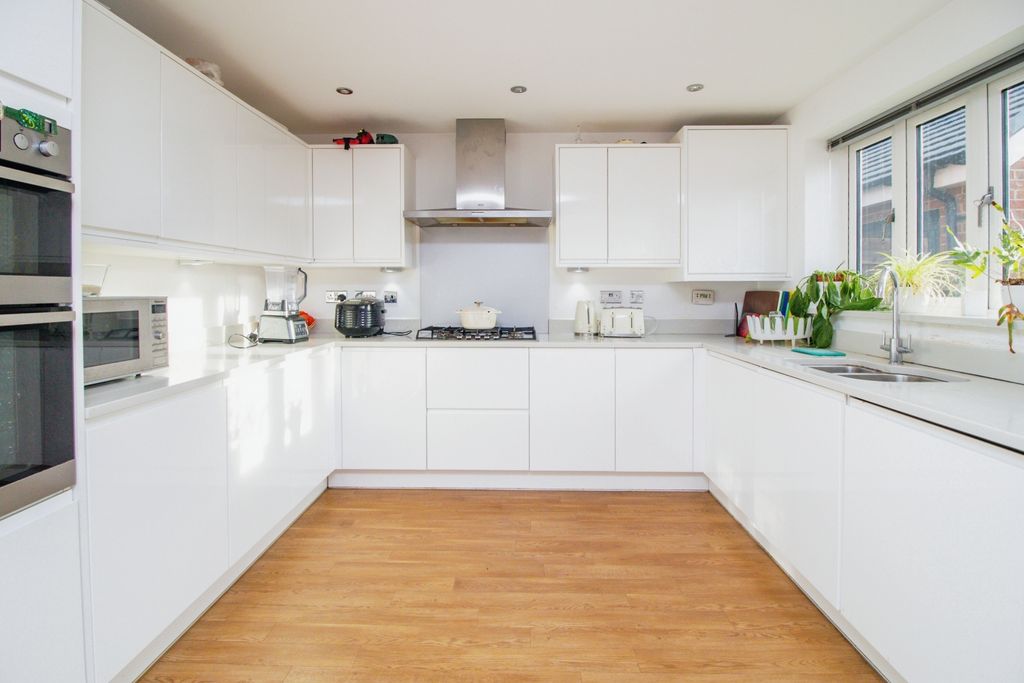 Property photo 1 of 28