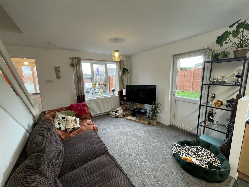 Property photo 2 of 9 18 Quebec Gardens Lounge 2.Jpeg