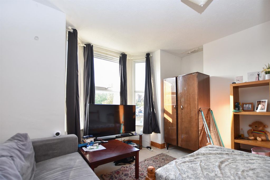 Property photo 3 of 6 Lounge