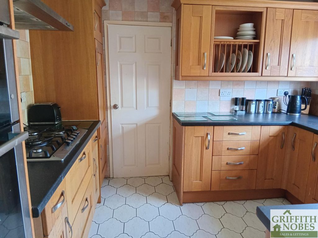 Property photo 3 of 19 Kitchen