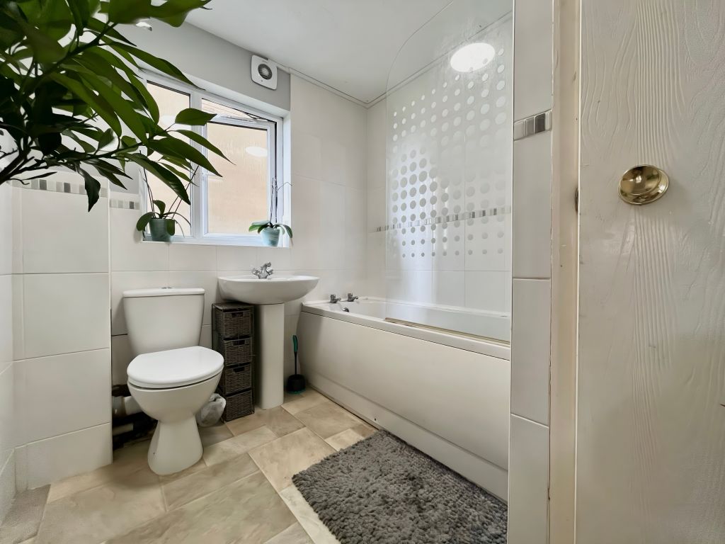 Property photo 3 of 9 Bathroom