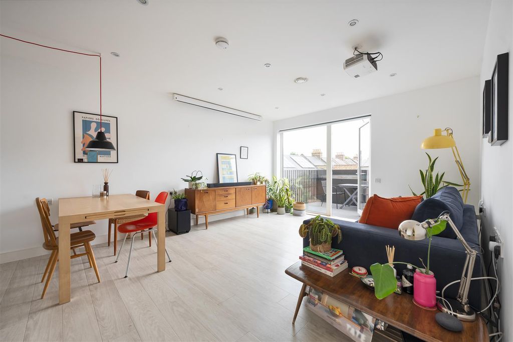 Property photo 2 of 22 Craig House, E17
