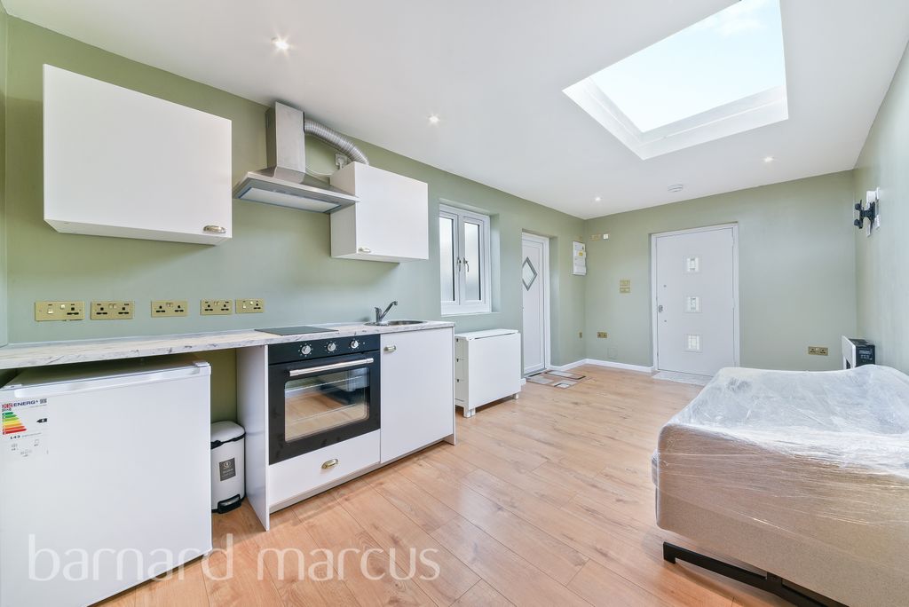 Property photo 2 of 6 Kitchen