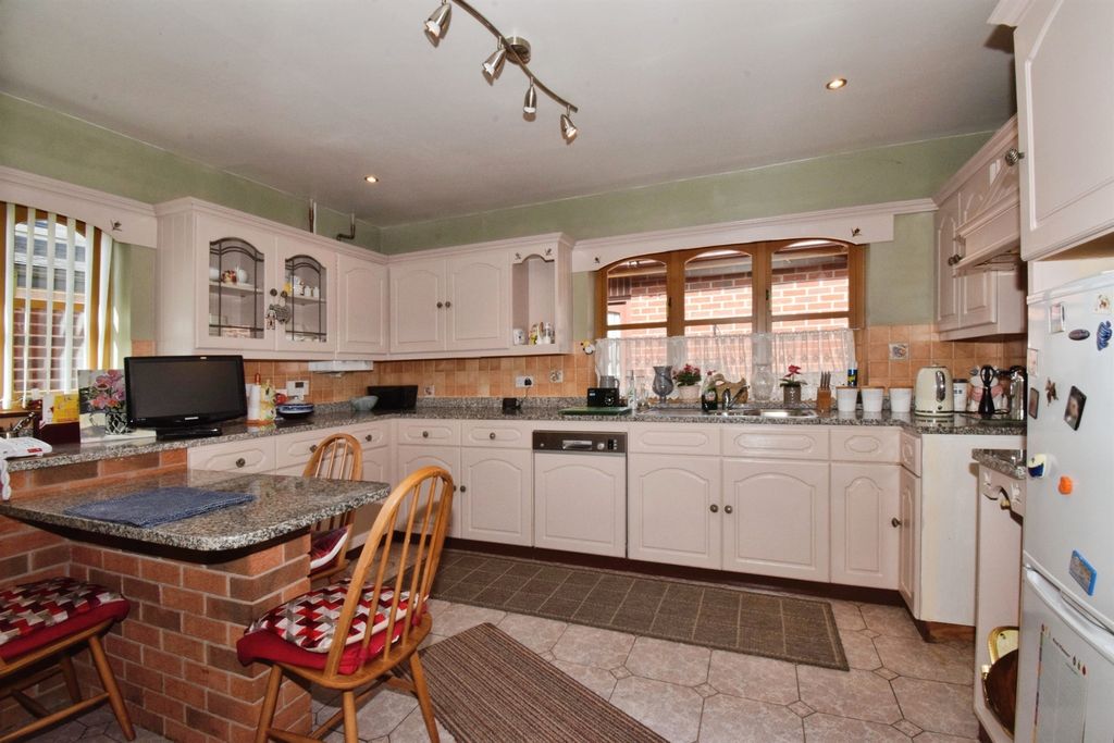 Property photo 3 of 34
