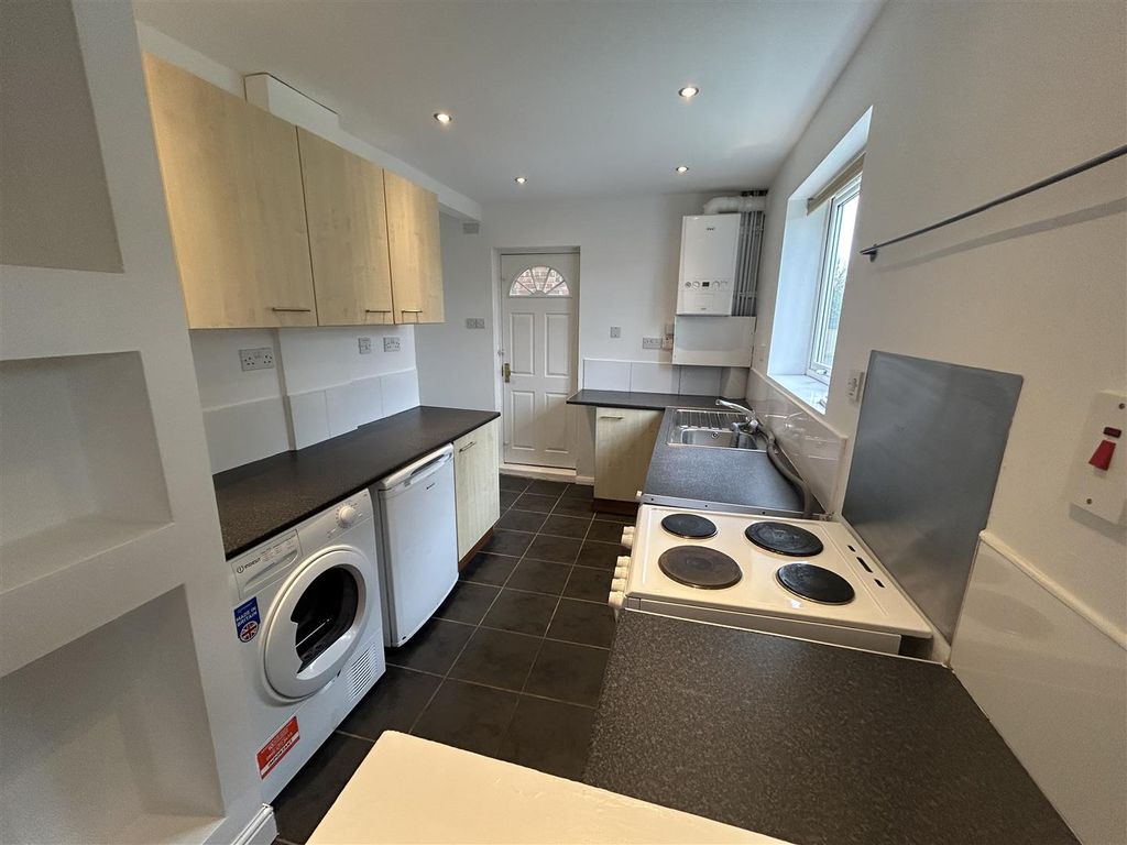 Property photo 3 of 9 Kitchen