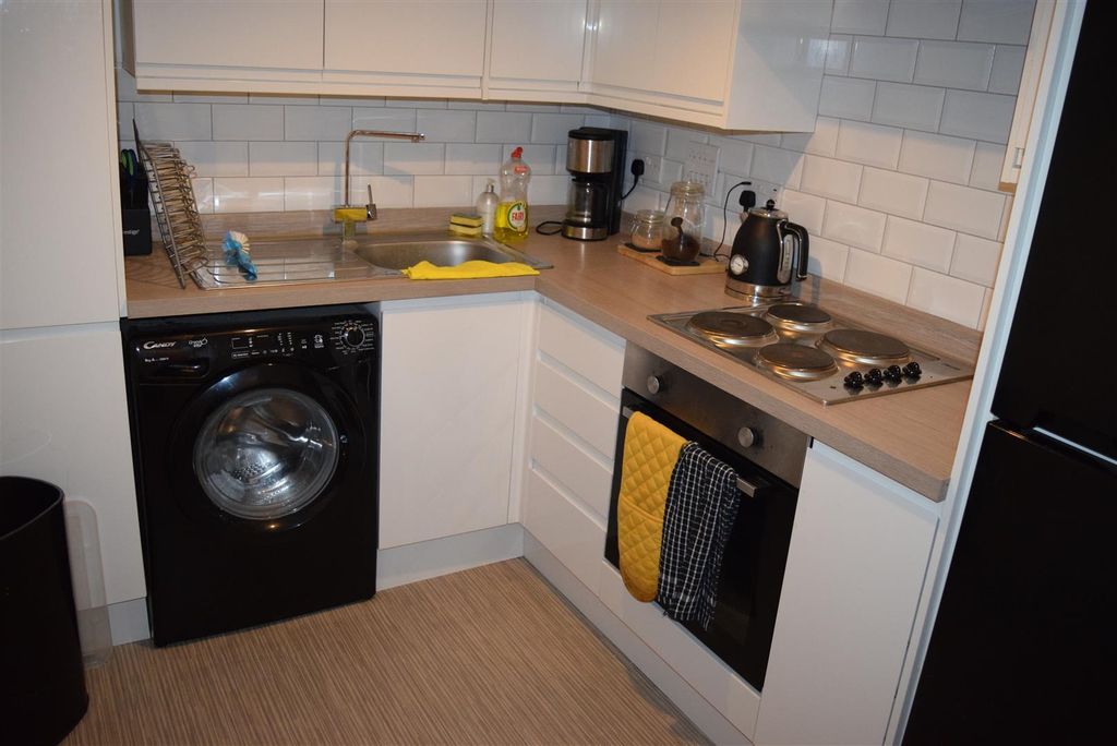 Property photo 3 of 11 Kitchen