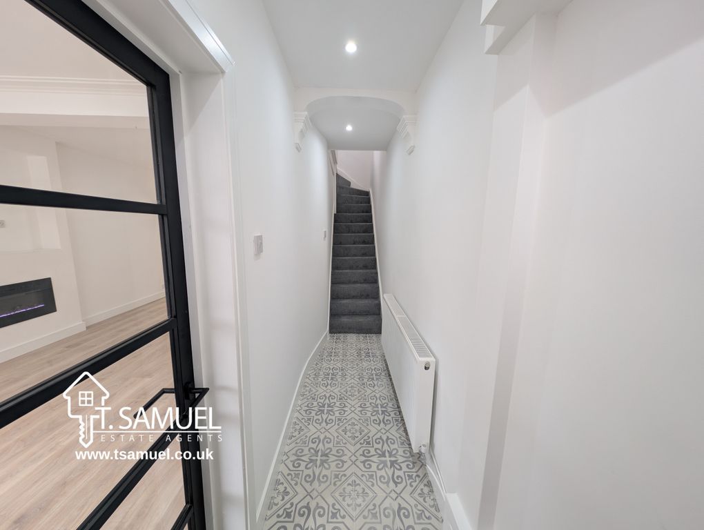 Property photo 2 of 28 Entrance Hall