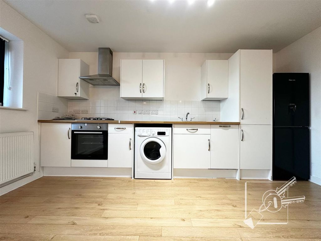 Property photo 3 of 9 Kitchen