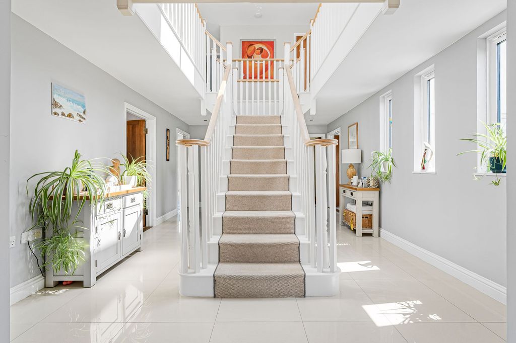 Property photo 2 of 32