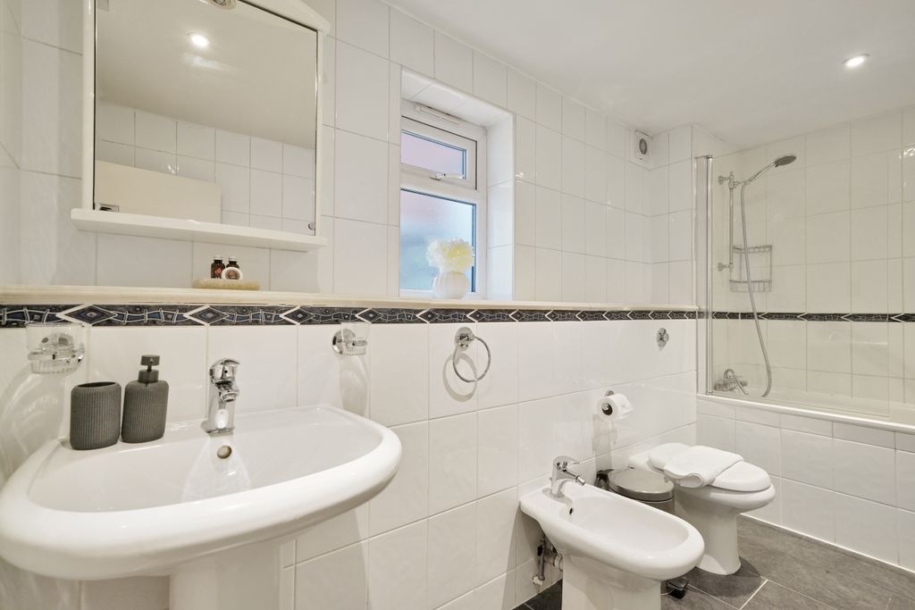 Property photo 3 of 27 Bathroom
