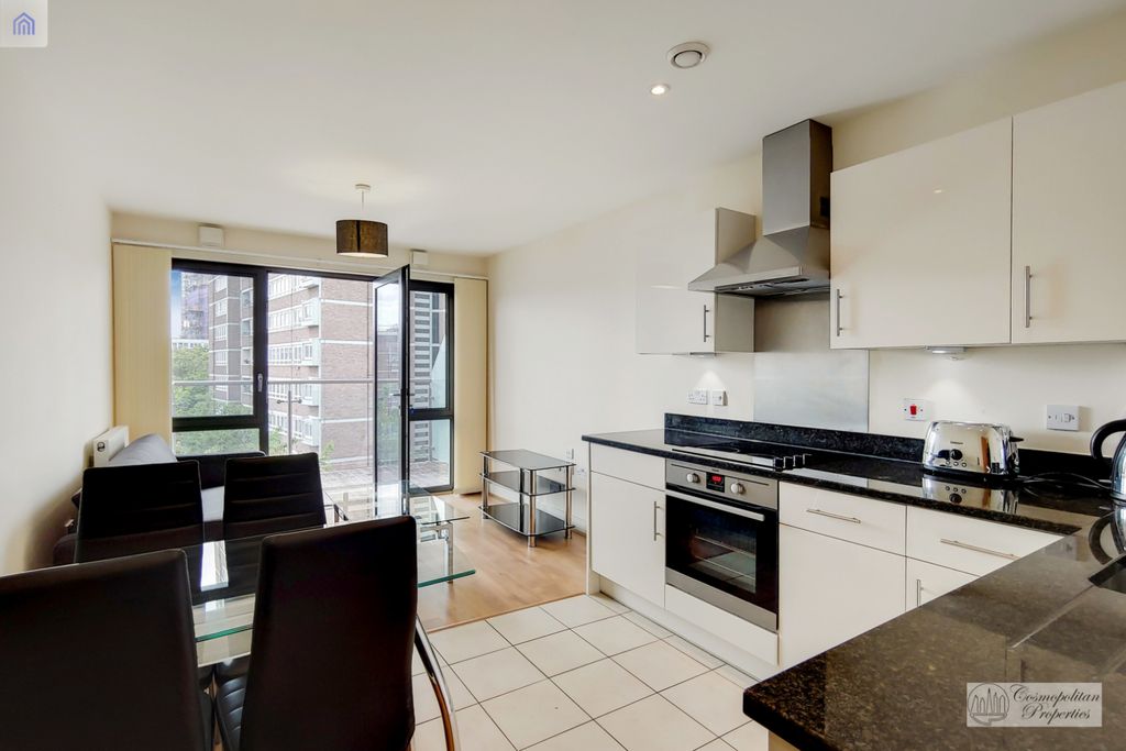 Property photo 1 of 13 Modern 1 Bedroom Apartment In Gwynne Road, Battersea Sw11
