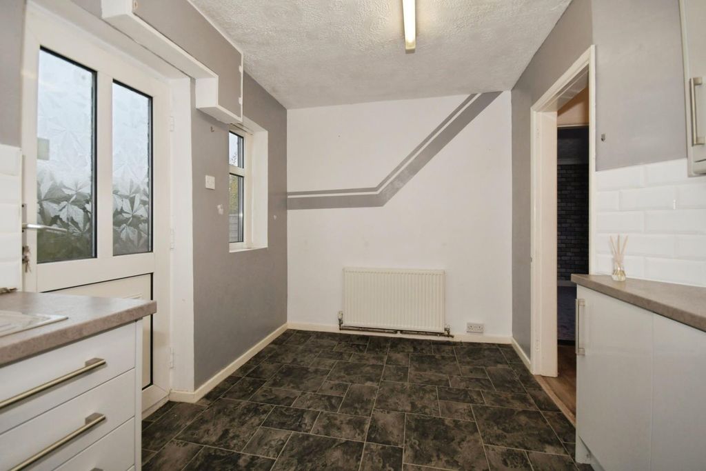 Property photo 3 of 16 Kitchen 03.Jpg