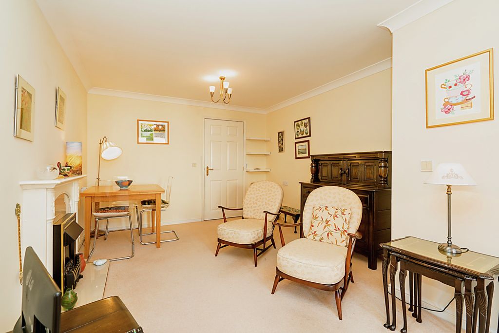 Property photo 3 of 10 Lounge